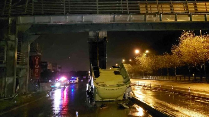 Tırın Açılan Damperi Yaya Üst Geçidine Çarptı: 4 Yaralı