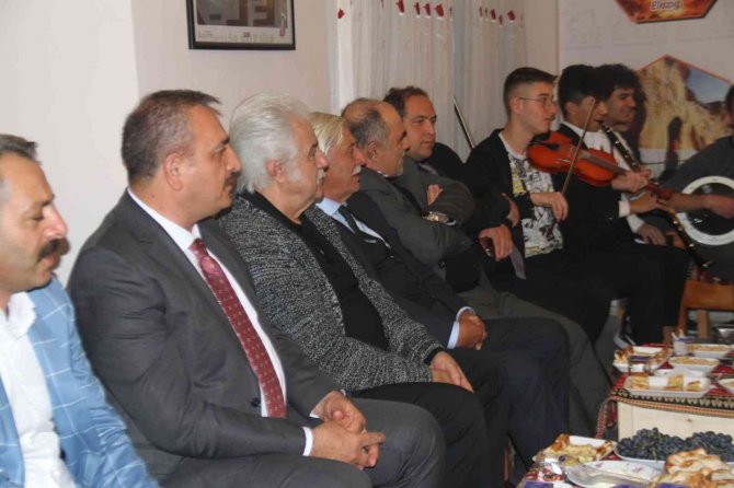 Usta Sanatçı Serdar Gökhan, Elazığ Kürsübaşı Etkinliğinde Doyasıya Eğlendi