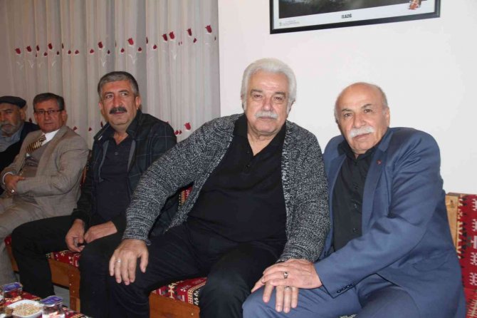 Usta Sanatçı Serdar Gökhan, Elazığ Kürsübaşı Etkinliğinde Doyasıya Eğlendi