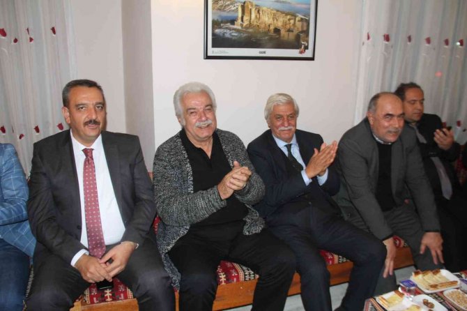 Usta Sanatçı Serdar Gökhan, Elazığ Kürsübaşı Etkinliğinde Doyasıya Eğlendi