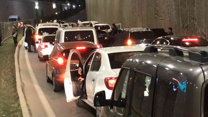 Trafikte Durup Oynayan Düğün Konvoyuna Ceza