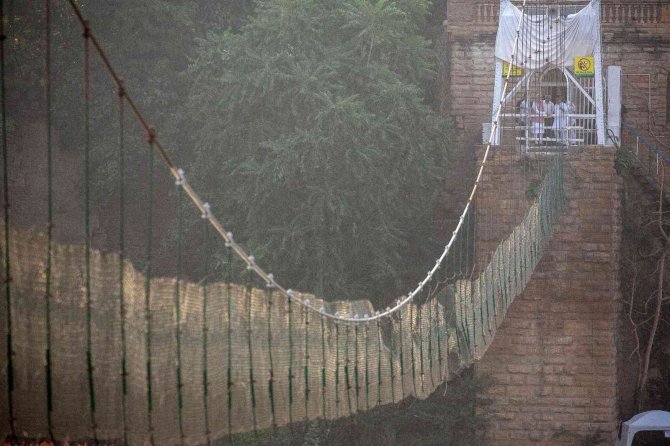 Hindistan Başbakanı Modi, Köprü Faciasının Yaşandığı Bölgeyi Ziyaret Etti