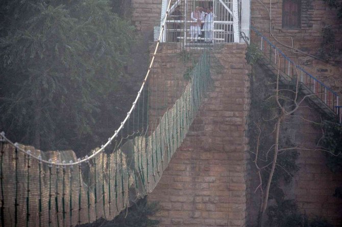 Hindistan Başbakanı Modi, Köprü Faciasının Yaşandığı Bölgeyi Ziyaret Etti