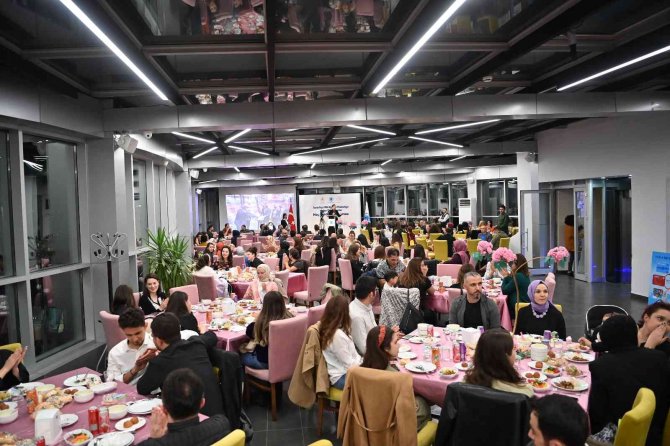 Tuzla’ya Yeni Atanan Öğretmenler Akşam Yemeğinde Bir Araya Geldi