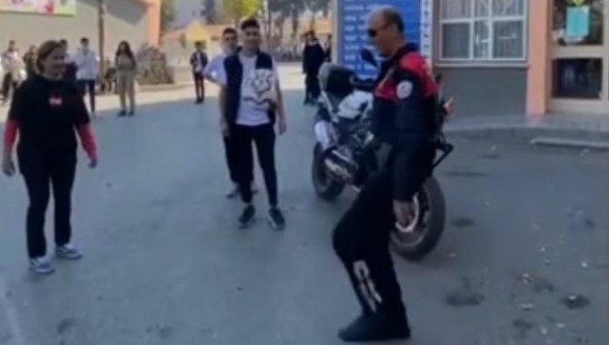 İ̇zmir’de Polis İle Kadın Öğretmenden Futbol Şov