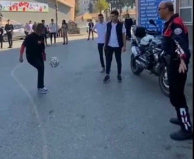 İ̇zmir’de Polis İle Kadın Öğretmenden Futbol Şov