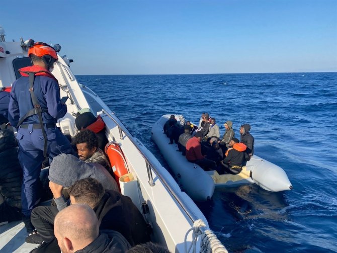 İ̇zmir Açıklarında 77 Düzensiz Göçmen Kurtarıldı