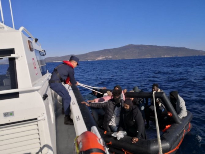 İ̇zmir Açıklarında 77 Düzensiz Göçmen Kurtarıldı