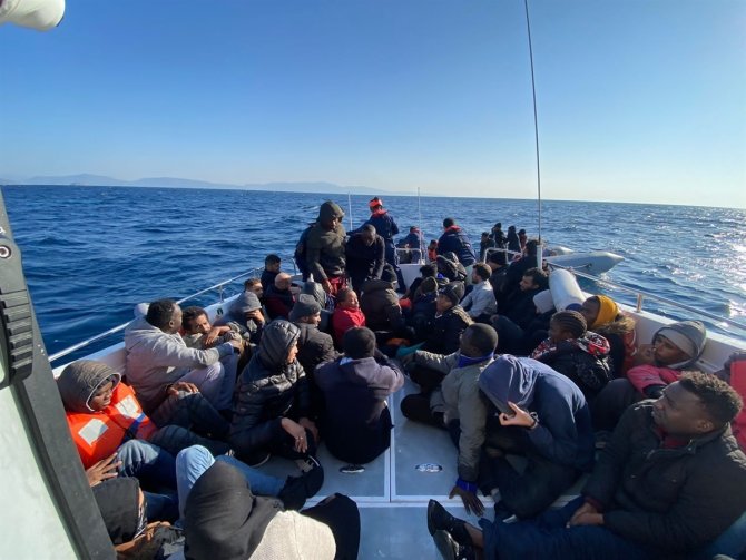 İ̇zmir Açıklarında 77 Düzensiz Göçmen Kurtarıldı