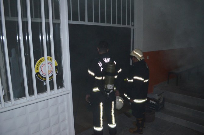 Okulun Kapalı Spor Salonunda Çıkan Yangın Korkuttu