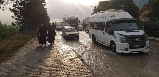 Patlayan Su Borusu Asfaltı Yerinden Söküp Yolları Göle Çevirdi