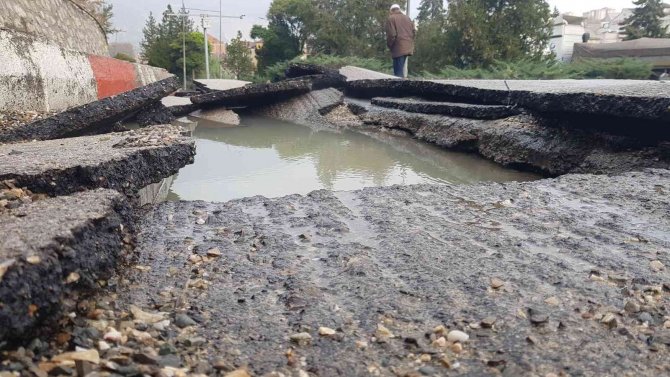 Patlayan Su Borusu Asfaltı Yerinden Söküp Yolları Göle Çevirdi