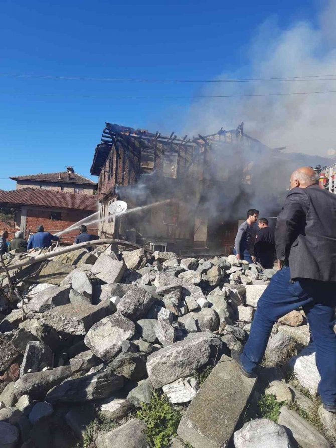 Alevlere Teslim Olan Ahşap Ev Küle Döndü