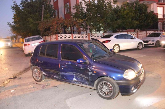 Kaza Sonrasında Savrulan Otomobil, Direğe Çarparak Durabildi