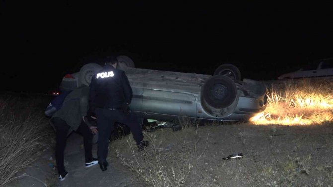 Takla Atan Otomobil Şarampole Devrildi: 2 Yaralı
