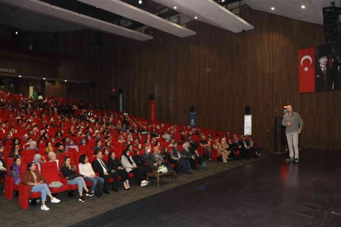 Bilişim Uzmanından Ebeveynlere, "Çocuklarınıza İlk 36 Ay Ekran Göstermeyin" Uyarısı