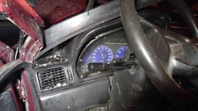 Konya’da Tıra Çarparak Hurdaya Dönen Otomobilin Sürücüsü Ağır Yaralandı