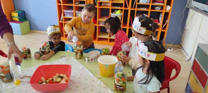 Köyceğizli Minikler Sınıfta Turşu Kurdu