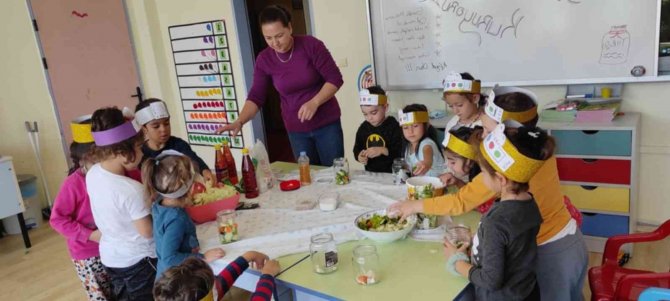 Köyceğizli Minikler Sınıfta Turşu Kurdu