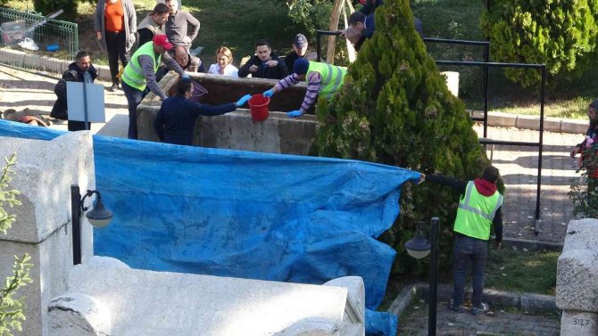 İ̇nşaat Kazısında Bulunan Gizemli Lahit Açıldı