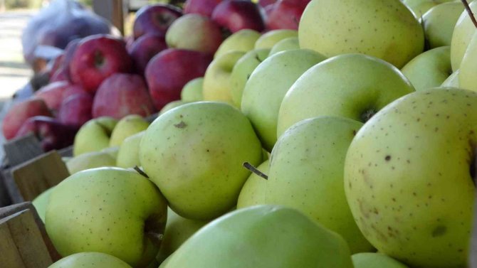 40 Yıldır Ürettiği Sebze Ve Meyveleri Yol Kenarına Kurduğu Tezgahta Satıyor