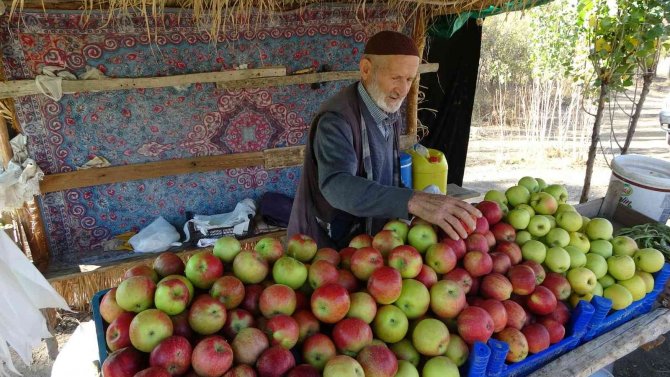 40 Yıldır Ürettiği Sebze Ve Meyveleri Yol Kenarına Kurduğu Tezgahta Satıyor