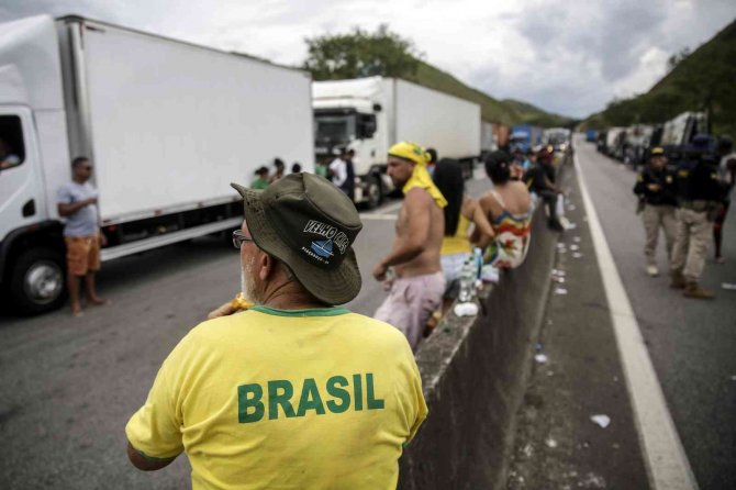 Brezilya’da Seçimi Kaybeden Bolsonaro’nun Destekçileri Yolları Trafiğe Kapattı