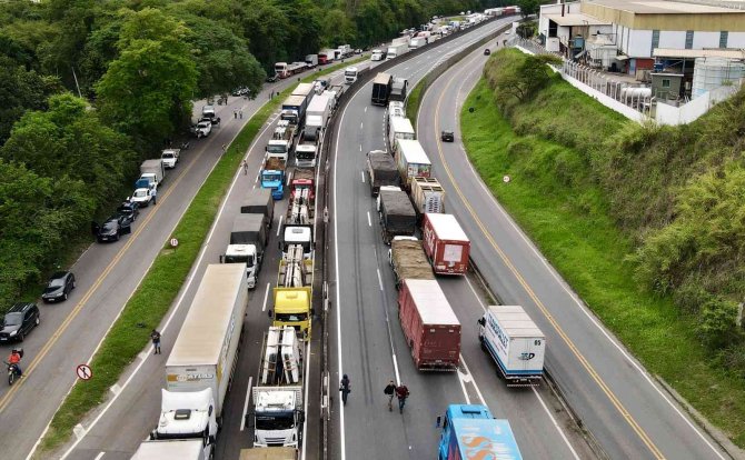 Brezilya’da Seçimi Kaybeden Bolsonaro’nun Destekçileri Yolları Trafiğe Kapattı