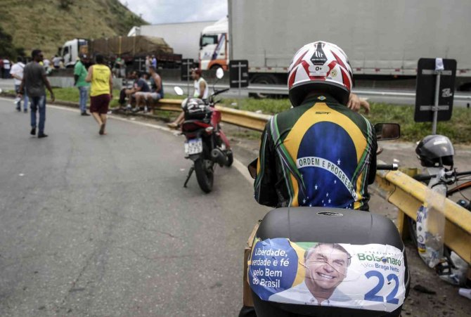 Brezilya’da Seçimi Kaybeden Bolsonaro’nun Destekçileri Yolları Trafiğe Kapattı