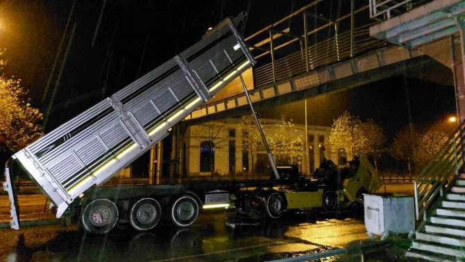 Tırın Açılan Damperi Yaya Üst Geçidine Çarptı: 4 Yaralı