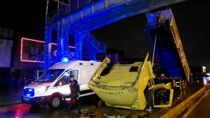 Tırın Açılan Damperi Yaya Üst Geçidine Çarptı: 4 Yaralı