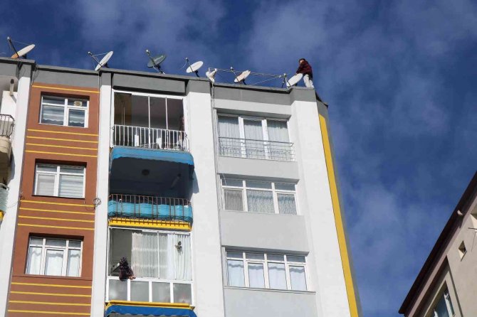 Sevgilisiyle Tartışıp Çatıya Çıktı