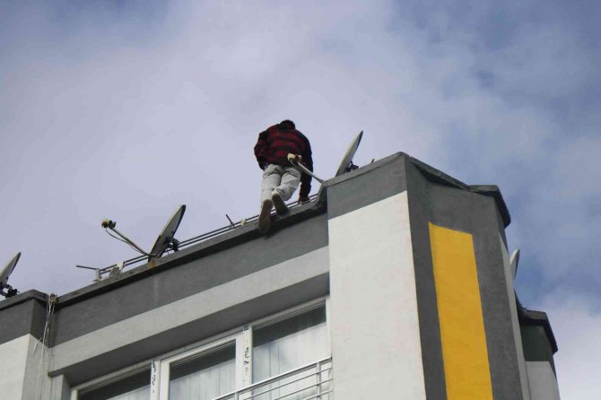 Sevgilisiyle Tartışıp Çatıya Çıktı