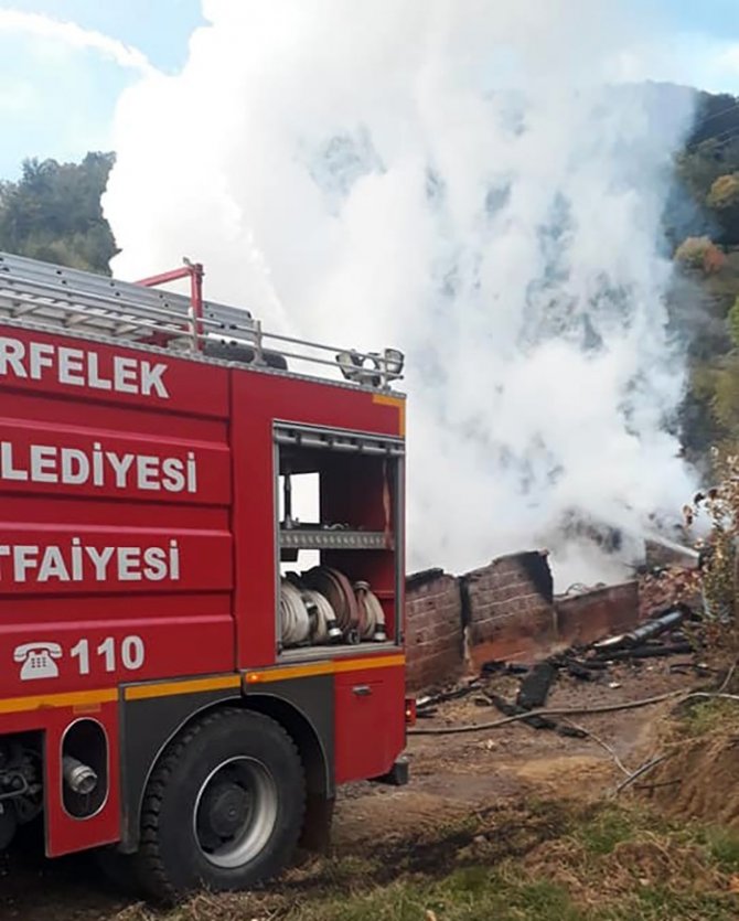 Erfelek’te Yanan Tek Katlı Ev Küle Döndü