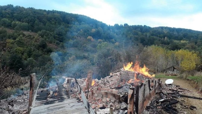 Erfelek’te Yanan Tek Katlı Ev Küle Döndü