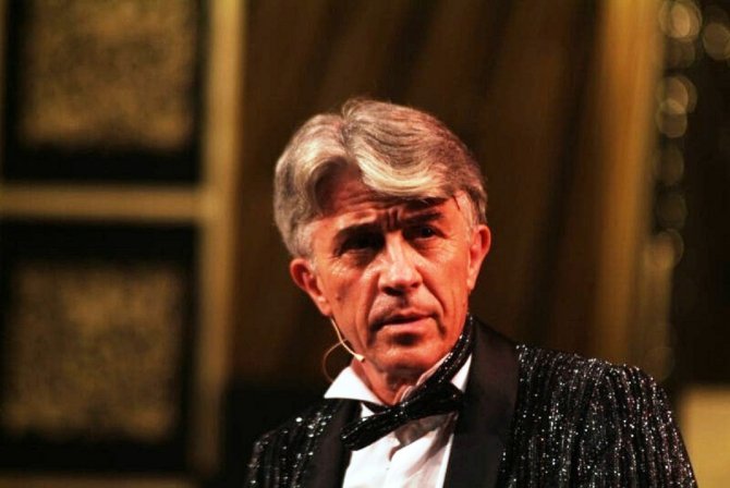 Nuri Gökaşan 54 Yıldır Sahnelerde