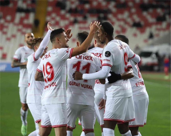 Antalyaspor, 2. Kez Üst Üste Galibiyet Sevinci Yaşadı