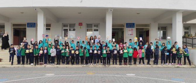 Minik Öğrencilerden Akranlarına Anlamlı Hediye