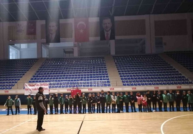 Minik Öğrencilerden Akranlarına Anlamlı Hediye