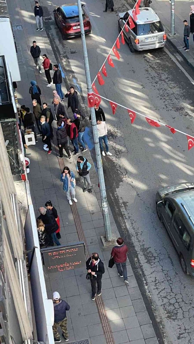 İ̇ki Genç Kız Arasında Sokakta Kavga Etti