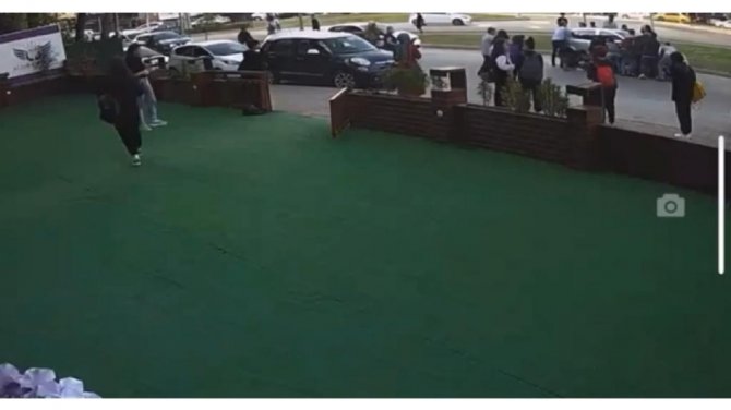 Otomobilin Altında Kalan Kız Çocuğunu Kurtarmak İçin Seferber Oldular
