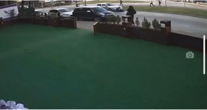 Otomobilin Altında Kalan Kız Çocuğunu Kurtarmak İçin Seferber Oldular