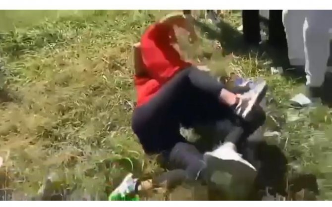 Liseli Kızlar Yumruk Yumruğa Kavga Etti, Arkadaşları Gülerek İzledi