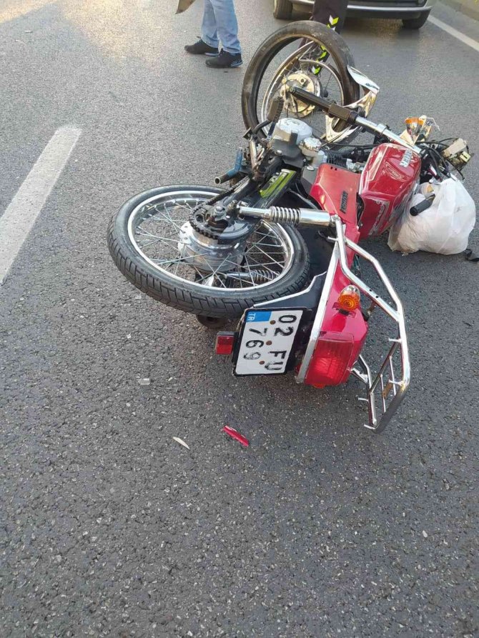 Motosiklet İle Otomobil Çarpıştı: 1 Yaralı