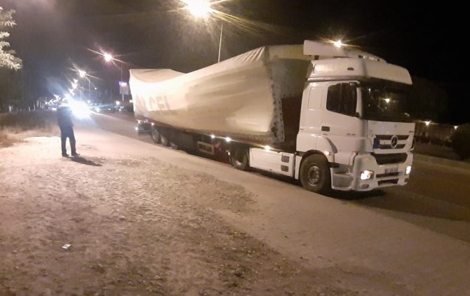 Nar Yüklü Tır Devrilme Tehlikesi Yaşadı