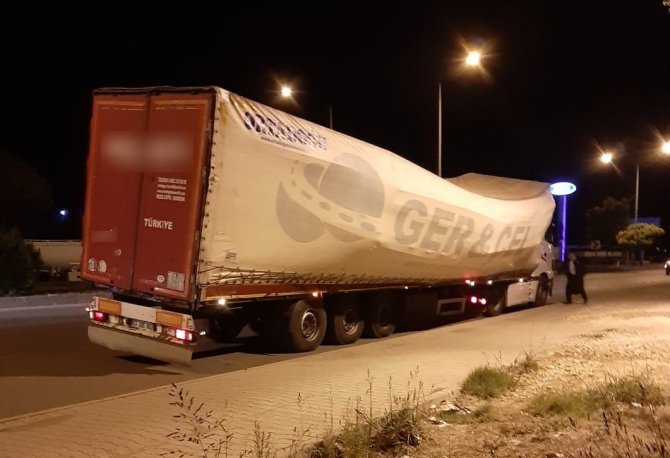 Nar Yüklü Tır Devrilme Tehlikesi Yaşadı