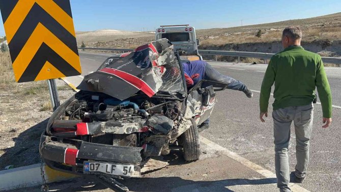 Otomobillerin Hurdaya Döndüğü Kazada 1 Kişi Öldü, 4 Kişi Yaralandı