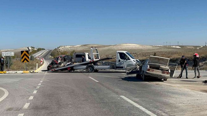Otomobillerin Hurdaya Döndüğü Kazada 1 Kişi Öldü, 4 Kişi Yaralandı