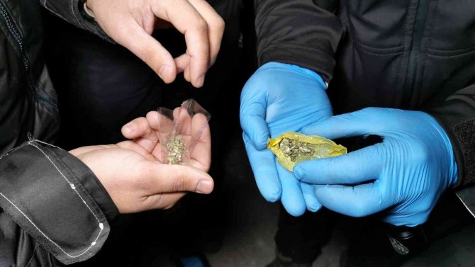 Ayakkabısında Uyuşturucuyla Yakalandı, “Taşımıyorum” Dedi