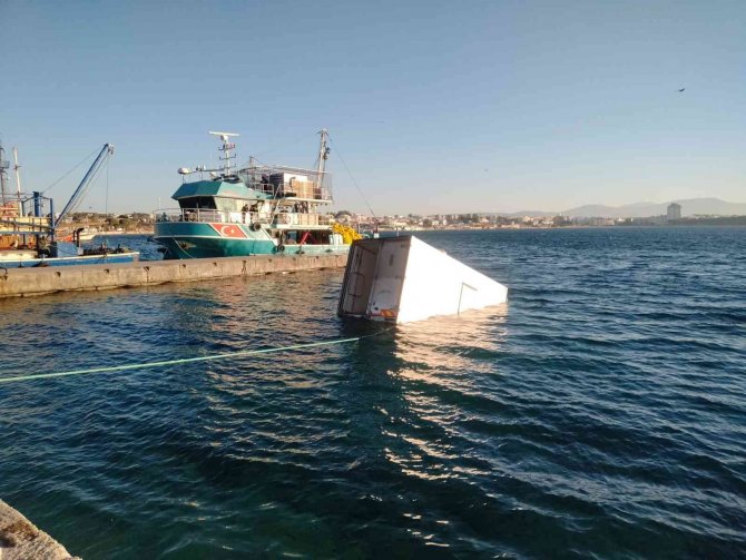 Balık Almaya Gelen Kamyonet Denize Düştü